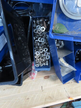 Palle med diverse elartikler mv.