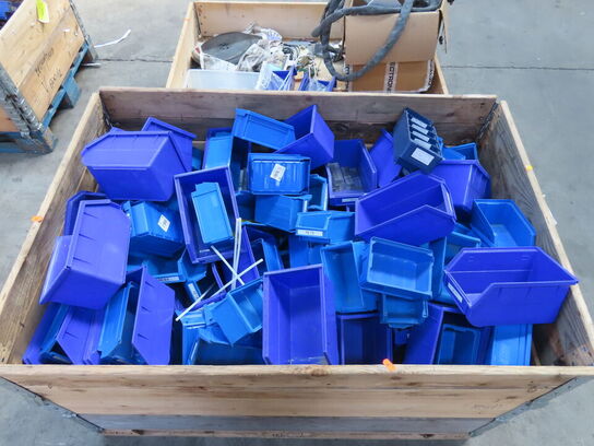 Palle med diverse sortimenskasser mv.