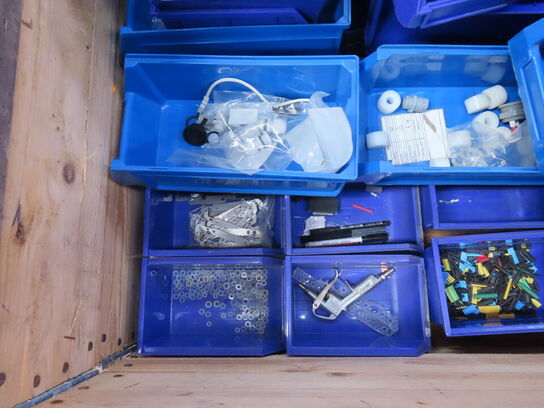 Palle med diverse sortimenskasser mv.
