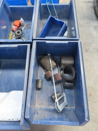 Palle med diverse slibegrej, bolte mv.