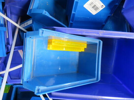 Palle med diverse sortimenskasser mv.