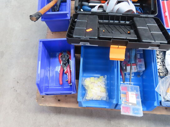 Palle med diverse elartikler mv.
