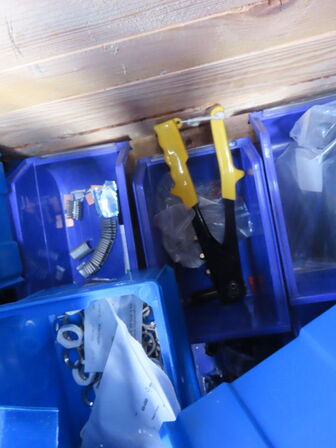 Palle med diverse sortimenskasser mv.