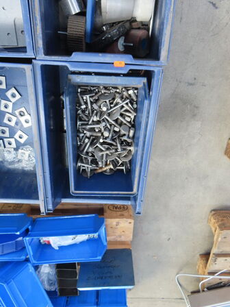 Palle med diverse slibegrej, bolte mv.