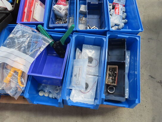 Palle med diverse elartikler mv.
