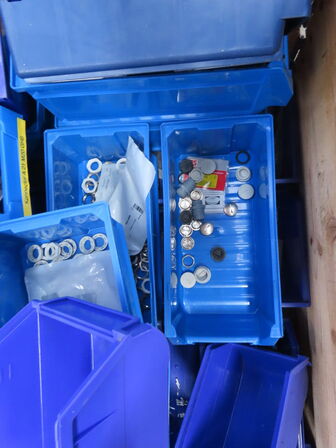 Palle med diverse sortimenskasser mv.