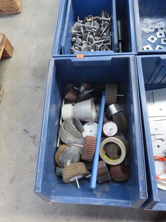 Palle med diverse slibegrej, bolte mv.