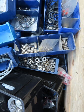 Palle med diverse elartikler mv.