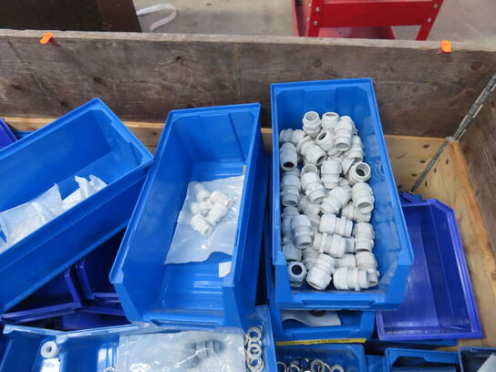Palle med diverse sortimenskasser mv.