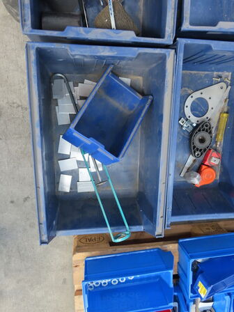 Palle med diverse slibegrej, bolte mv.
