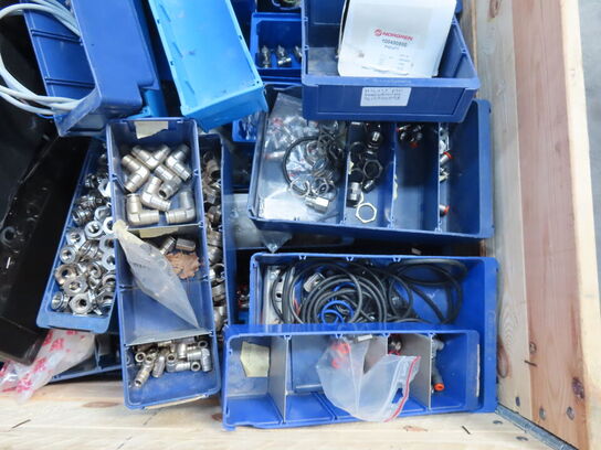 Palle med diverse elartikler mv.