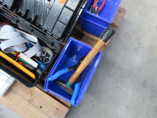 Palle med diverse elartikler mv.