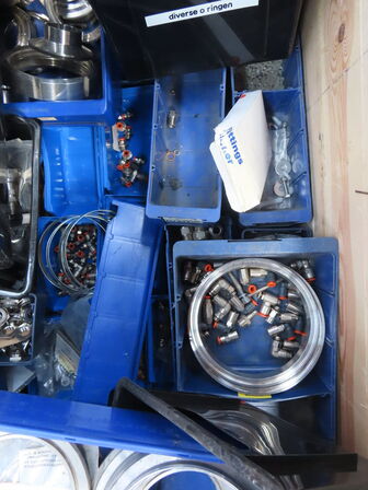 Palle med diverse elartikler mv.
