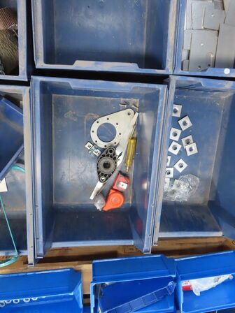Palle med diverse slibegrej, bolte mv.