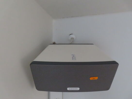 Højtaler SONOS PLAY 3 med vægophæng.