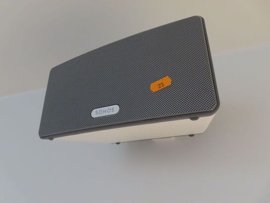 Højtaler SONOS PLAY 3 med vægophæng.