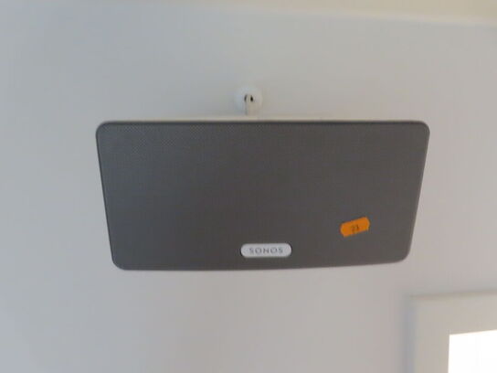 Højtaler SONOS PLAY 3 med vægophæng.