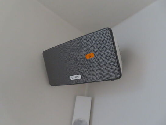 Højtaler SONOS PLAY 3 med vægophæng.