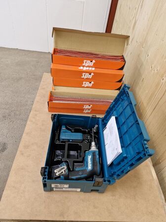 Næsten ny akku MAKITA skruemaskine + en del skruer