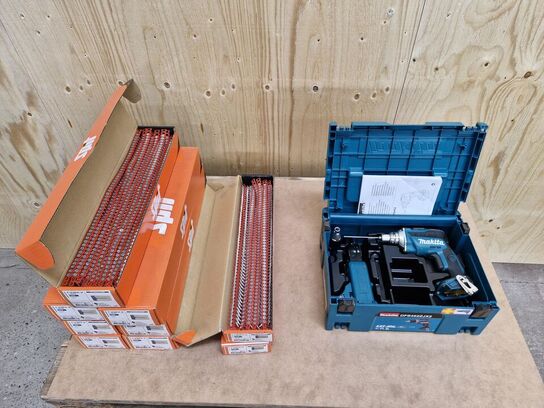 Næsten ny akku MAKITA skruemaskine + en del skruer