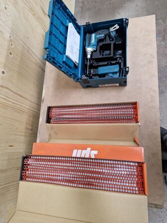 Næsten ny akku MAKITA skruemaskine + en del skruer