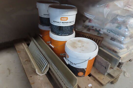 1 palle Thy perlekalk og diverse bøtter reparationasfalt mv.