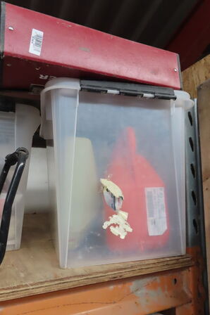 Indhold på reol af diverse lamper, varmeblæser, lysstofsrør mv.