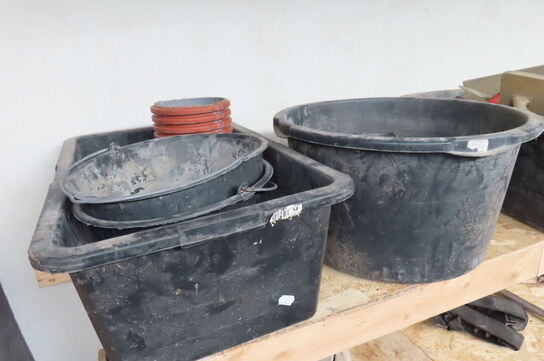 Indhold på reol af diverse papir, murerbaljer, kabeltrommel mv.