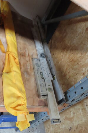 Indhold på reol af diverse lamper, varmeblæser, lysstofsrør mv.