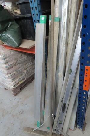 Indhold mellem to pallereoler af diverse vaterpas, afrettere mv.