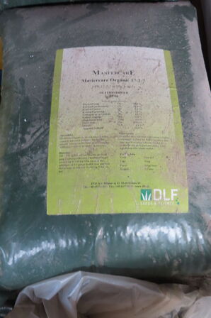 Indhold på fag af diverse poser med græsfrø, stolpebeton mv.