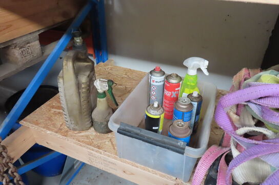 Indhold på reol af diverse stropper, spande, dunke mv.