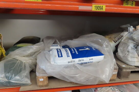 Indhold på fag af diverse poser med græsfrø, stolpebeton mv.