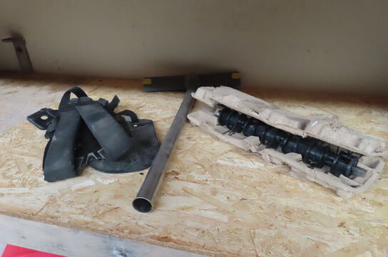 Indhold på reol af diverse papir, murerbaljer, kabeltrommel mv.