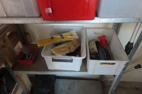 Værkstedsbord med indhold af diverse værktøj, slanger mv.