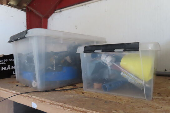 Indhold på reol af diverse skruetvinger, kabler, spande mv.