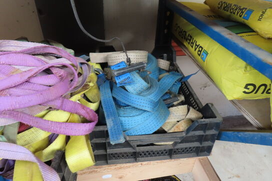 Indhold på reol af diverse stropper, spande, dunke mv.