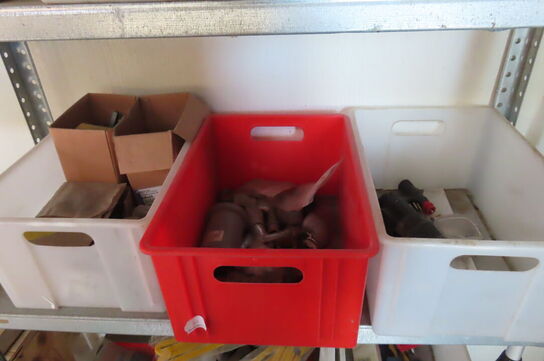 Værkstedsbord med indhold af diverse værktøj, slanger mv.