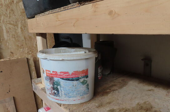 Indhold på reol af diverse papir, murerbaljer, kabeltrommel mv.