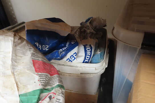 Indhold på pallereol af diverse træ, dunke, vaterpas mv.