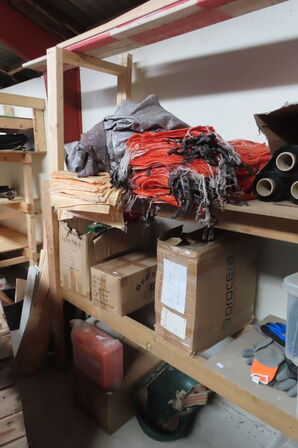 Indhold på reol af diverse tøj, handsker, presenning mv.