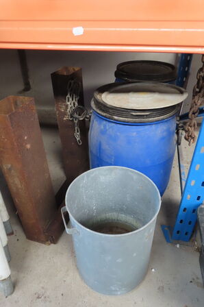 Indhold på reol af diverse stropper, spande, dunke mv.