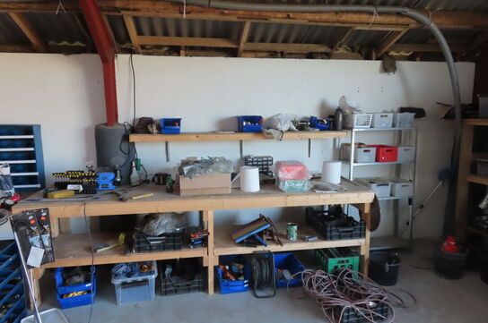 Værkstedsbord med indhold af diverse værktøj, slanger mv.