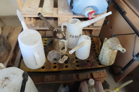 Diverse dunke med AdBlue, kølervæske mv.