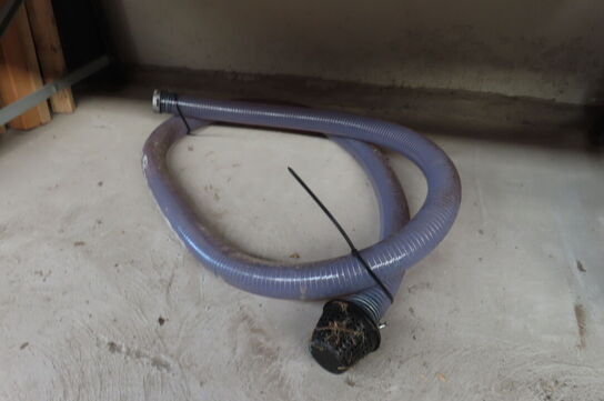 Indhold på pallereol af diverse træ, dunke, vaterpas mv.