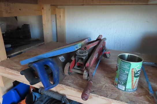 Værkstedsbord med indhold af diverse værktøj, slanger mv.