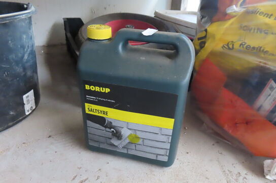 Indhold på reol af diverse skruetvinger, kabler, spande mv.