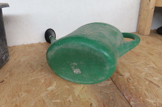 Indhold på reol af diverse papir, murerbaljer, kabeltrommel mv.