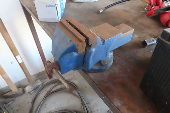 Værkstedsbord med indhold af diverse værktøj, slanger mv.