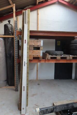 Indhold på pallereol af diverse dæk, kantsten og vatepas mv.